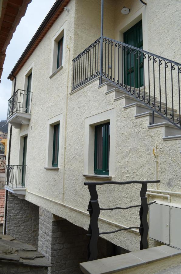 B&B La Casa Di Giulietta Castelmezzano Buitenkant foto